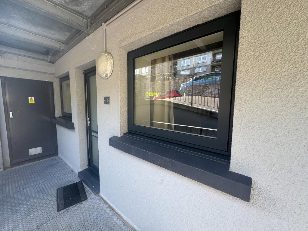 Lot: 89 - FLAT FOR INVESTMENT OR OCCUPATION - Entrance to the flat